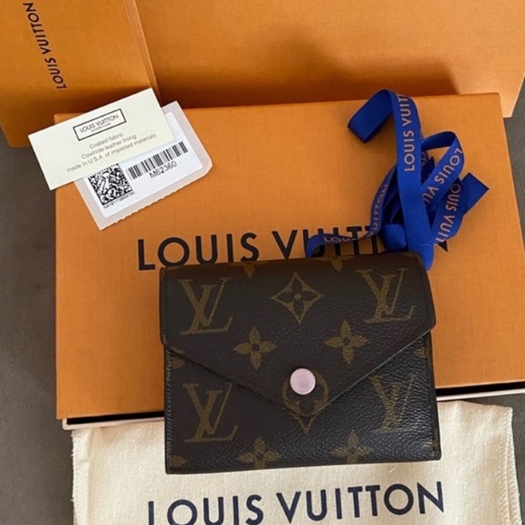 LOUIS VUITTON Monogram Victorine Wallet - Picture 1 of 8